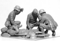 1/35 WWII German Military Medical Personnel